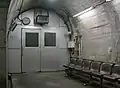 4.待合室。列車接近時は警報音および時計横の表示機が点灯する(上りホーム)。