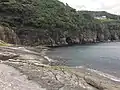須佐ホルンフェルスの畳岩から見たつわぶきの館