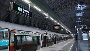 トゥアス・リンク駅に停車するC151B形電車