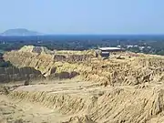 頂上に据えられていた寺院跡から遺跡を見下ろす。