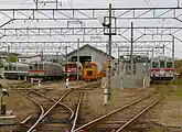 津軽大沢駅に併設された車両検修所。(2006年)