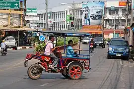 オートバイを改造したらしき三輪車（左右に傾けられない）