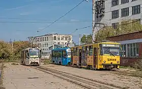 トゥーラ市電の主力車両タトラT3M(右)、71-619KT(右奥、左)(2019年撮影)