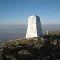 ブルガリア(右側)・ギリシャ(左側)・マケドニア共和国の三国国境の標石。ベラシツァ山脈(英語版)のトゥンバ山(英語版)にある