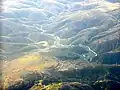 チュマット池ダム（英語版）とその周辺。
