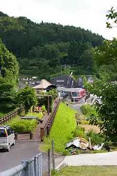 夢見路公園(手前)とトンネルの駅(奥)