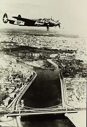モスクワ市中央区ヤキマンカ地区上空を飛行するTu-2 (1945年6月23日撮影)