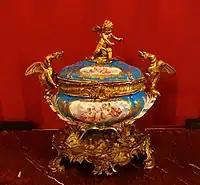 ダイニングルームに飾られる陶器のタリーン
