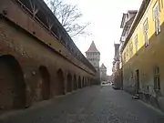 市壁 (Zidul cetății)。10mの高さがあり、内部は迷路のようなトンネルや小路がある