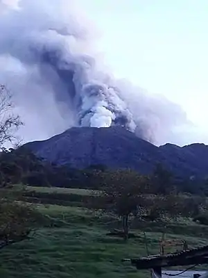 火山灰を噴き上げるトゥリアルバ（2014年10月撮影）