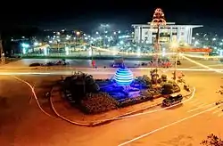夜のトゥエンクアン市街