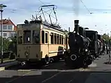 蒸気機関車と並ぶ戦前製の電車（左）（2010年撮影）