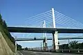 新尾道大橋（手前）と尾道大橋の主塔と橋脚