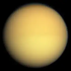 惑星探査機カッシーニによって撮影されたタイタン。大気があるため輪郭がかすんで見えている。