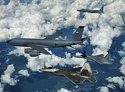 給油中のF-15(中央)とF-22(下)