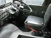 初期型の運転席及び操作スイッチ、シフトレバーの形状及び運転席左下のエンジンストップスイッチとHL切り替えレバーに隠れるように全駆スイッチが確認できる