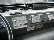 初期型教習車の教官席。教習生が指示通りの操作をしたか確認するランプ類が見える