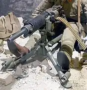 ハワイ・ワイキキのアメリカ陸軍博物館の展示銃。給弾口に差し込まれたままの保弾板が弾薬の重みで垂れ下がっている。給弾口の上に塗油装置の油缶、同じく下にはガイドローラー(不装填時の給弾口カバーを兼ねる)、尾筒の上面には眼鏡照準具を装着するレールが写っている。