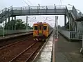 六塊厝駅ホームを通過する自強号