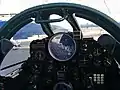 アナログ計器と円形モニタを搭載した旧型