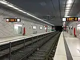 ヴェーアハーン線の地下駅はプラットホームの高さが低い（Benrather Straße駅、2017年撮影）