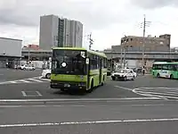 5071993年度に導入された日産ディーゼル・スペースランナーJPの中型長尺ノンステップバス。運行開始当初からの塗装。