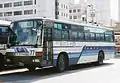 自社発注車（長距離・貸切兼用車）通常、社名を挿入する部分にも経由地の方向幕を設置。
