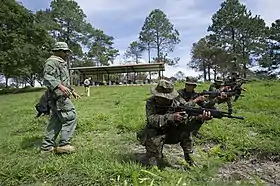 アメリカ国境警備隊員（左）から指導を受ける、ガリルSARを装備したグアテマラ省庁間統合任務部隊「テクン・ウマン」のメンバーたち