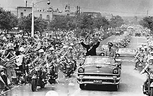 1960年6月、台北市にて蔣介石総統とともに民衆に手を振るドワイト・D・アイゼンハワー米大統領。