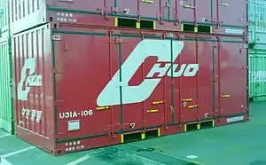 正面のドア面側のみが開閉する珍しい構造の、U31A形コンテナ。(106 ・ 中央通運所有)1994年10月、東京(タ)