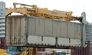 鉄道輸送用、セミウイング仕様の31ft型汎用コンテナ。 過ってニッポー物流が所有していた払い下げ品。（福岡県／福岡(タ)にて、2011年5月8日撮影。）