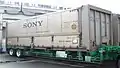 鉄道輸送用、セミウイング仕様の31ft型汎用コンテナ。 SONYと東芝製品の共同輸送で使われていた。（大阪府／大阪(タ)にて、2004年3月20日撮影。）