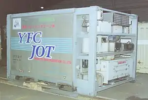 UF11A-1 日本石油輸送所有、郵船フレッシュチェーン借受。後部妻壁側(画像の右側)に、三段に分けて詰め込まれている機器類。上段=通常の冷凍機器。中段=記録計(左側)と、燃料タンク(右側)。下段=水タンク(左側)・ミスト発生装置と、エチレンガス除去装置(右側)。1995年5月、東京貨物ターミナル駅にて。