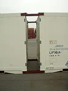 12ft型コンテナの上下部の四隅にあるツイストロック受けホールを利用し、コンテナ同士の間隔を簡易小型用具で2ftに調整後、三個連結状態で全長を40ftのコンテナに仕立てて、効率よく輸入している事例。(水島港にて、2003年8月26日撮影)
