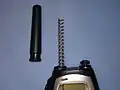 UHF CB無線機のアンテナ。ラバー製のカバーをはずすと現れる、形状がバネに似たものがアンテナの正体。