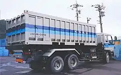 トラックに積載されたサンライフの20ft形無蓋コンテナ
