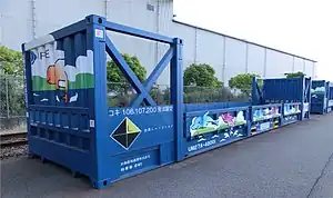 両側面の煽り戸が三分割で開閉する構造の、UM27A形コンテナ。水島臨海通運が所有し、JFEスチールが借り受け。2016年4月29日、倉敷(タ)