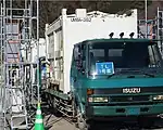 東日本大震災で発生した瓦礫を搬出する時に、ゲートで厳重に放射線量を測定していた風景。
