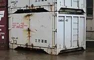 積荷の積載安定化や、風雨対策の強化のために、背高タイプとして製作された。