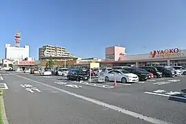 ヤオコー、ガストの前