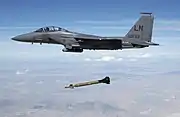 GBU-28を投下するF-15E