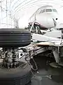 機体と外された車輪。