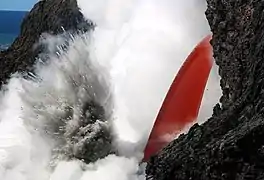 南麓へ向かい海に流れ落ちる溶岩。その熱により水蒸気爆発が起こっている。2017年1月