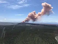 ピンクの煙を上げるプウ・オオ火口。2018年5月3日
