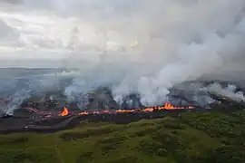 5月19日Fissure 20およびFissure 22付近。YouTubeで映像が中継された割れ目火口の空撮。（参考動画）