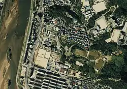 1988年の牛田浄水場周辺。写真中央やや左の台形状の敷地が浄水場、その右の高台上の緑色矩形が配水池。浄水場下が写真当時工事中だった新牛田公園で、祇園新道も整備中だった。