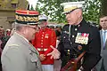 仏陸軍参謀副長イラストルザ(英語版)将軍に記念品としてケイバー・ナイフを贈る米海兵隊総司令官コンウェイ(英語版)将軍。(2008年)