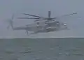 CH-53Eからヘリキャスティング訓練をしている第2海兵師団第2偵察大隊の偵察要員。