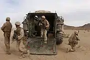 AAV7より降車する第31海兵遠征部隊の隊員ら