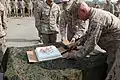 海兵隊創立記念日を祝う海兵隊員。ケーキをケイバー・ナイフで切り分けている。(2010年、パキスタンにて)